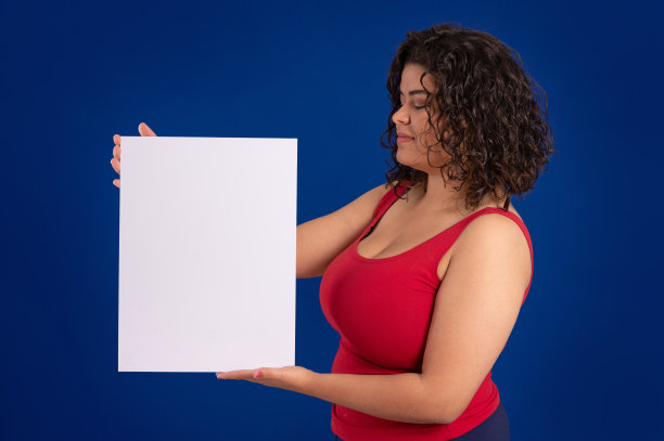一个年轻女子正在展示一个空白的白板图片下载