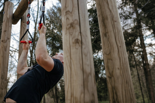 在大自然中做引体向上图片下载