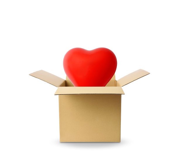 一个孤立的镜头，红色的心形气球从白色背景的纸板箱中漂浮。图片下载