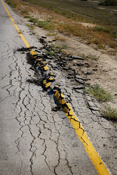 乡村公路的路边被毁。图片下载