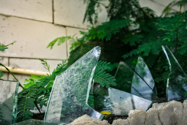 碎玻璃被放置在建筑围栏的顶部图片下载