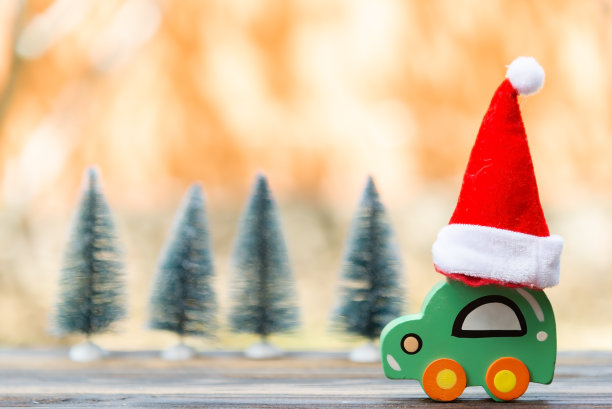 圣诞节红色的雅特木制玩具车。圣诞节节日庆祝概念。图片下载
