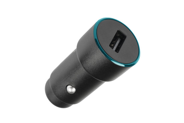 汽车打火机充电器与usb插座隔离在白色背景。车载USB电源。充电器为电子便携式附件隔离图片下载