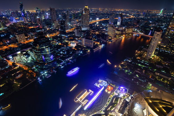 泰国首都曼谷市中心日落时分，湄南河的风景曲线图片下载