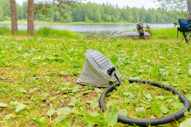 在湖岸的森林里为一只充气船打气图片下载
