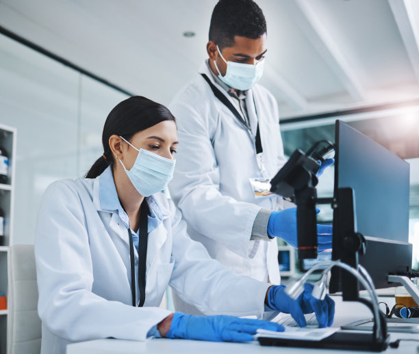 两名年轻研究人员在实验室使用电脑的照片图片下载