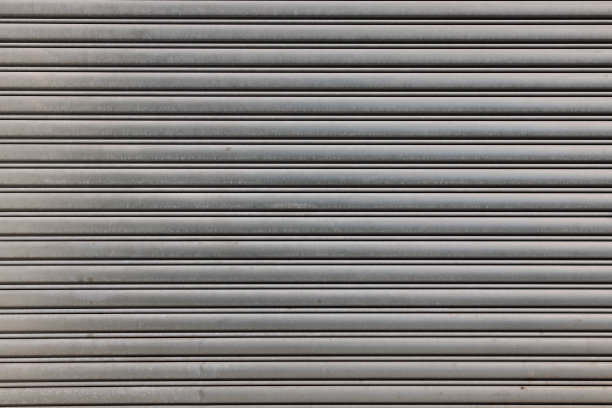 灰色金属车库门的一部分图片下载