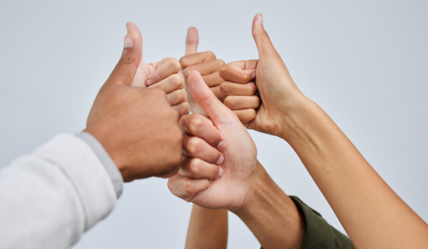 一群人在白色背景下竖起大拇指的特写镜头图片下载