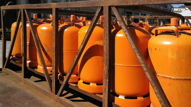 运输卡车上丁烷气瓶的详细资料。图片下载