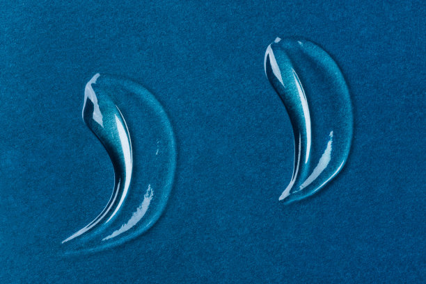 透明透明的透明质酸凝胶上的蓝色背景。图片下载