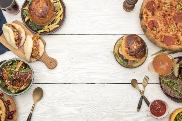 餐桌上有一堆食物。图片下载