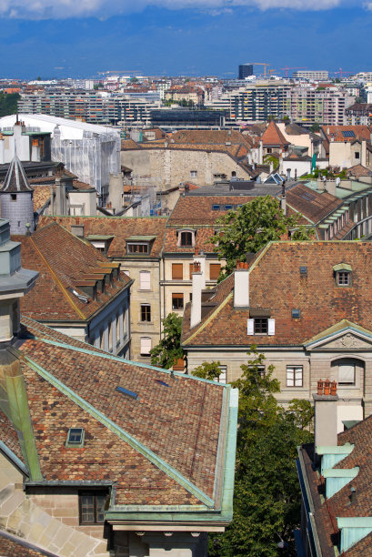 一个阳光明媚的夏日，日内瓦古城的鸟瞰图。图片下载