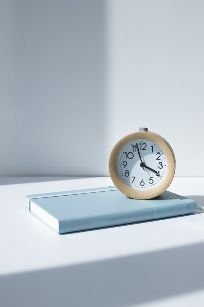 白色背景上的笔记本、日记和闹钟。图片下载