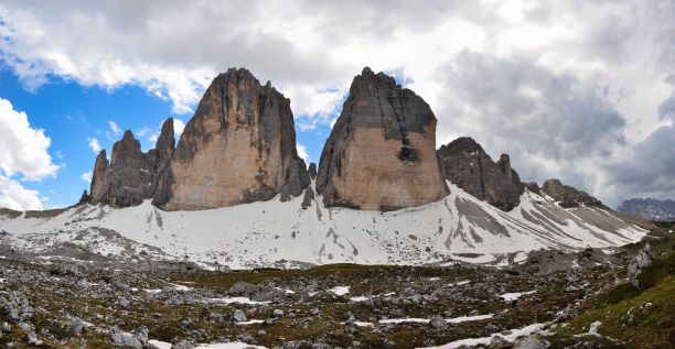 拉瓦雷多山全景图，意大利美丽的山脉，白云石中的三座山峰。大的图片。视野好图片下载
