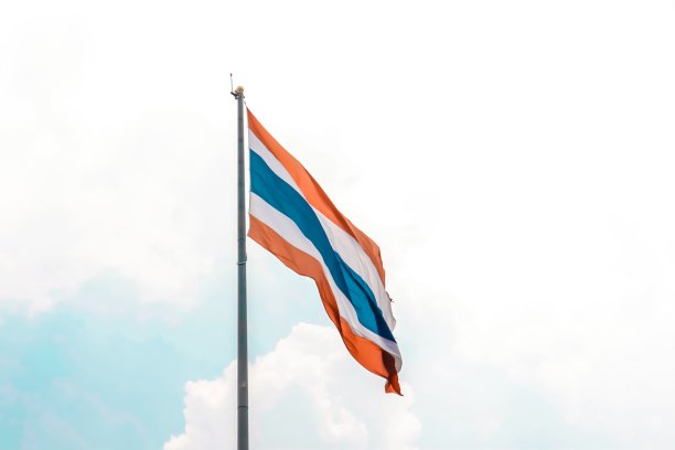 天空中飘扬着泰国国旗图片下载