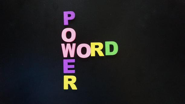 在黑色背景上的“POWER WORD”的彩色文本。图片下载