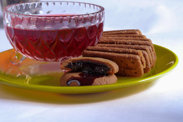 在印度文化的茶歇期间，一些巧克力奶油饼干和绿茶的特写照片。图片下载