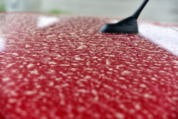 一辆肮脏的车在一场肮脏的雨后的特写图像图片下载