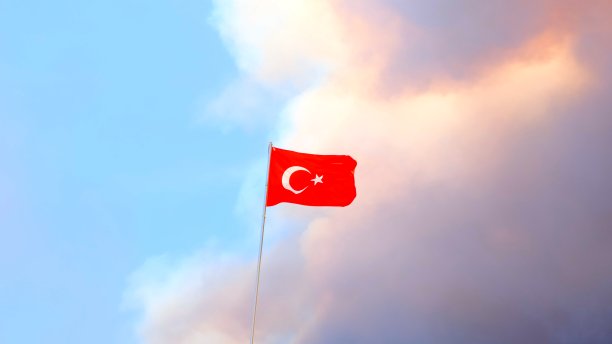 土耳其国旗的特写背景是森林大火的烟雾云。有选择性的重点图片下载