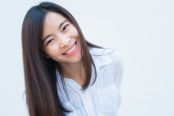 靠近迷人的成年商业女性亚洲女孩与快乐和微笑对白色混凝土墙办公室。图片下载