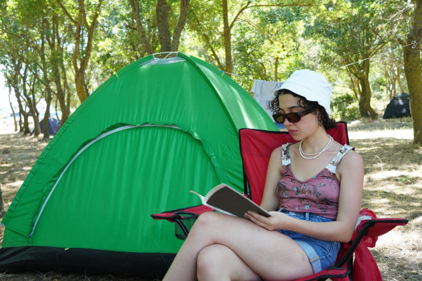 一个女人在营地里看书图片下载