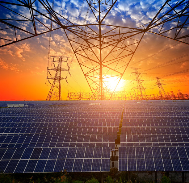 太阳能电池板和电塔，绿色能源图片下载