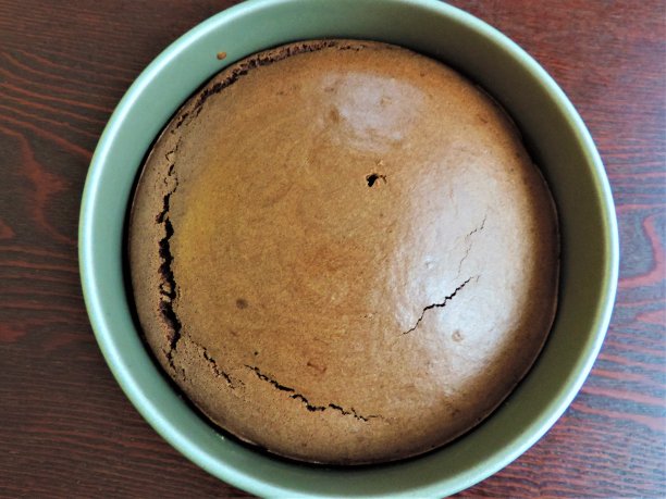 烹饪和几何学。巧克力海绵蛋糕。图片下载