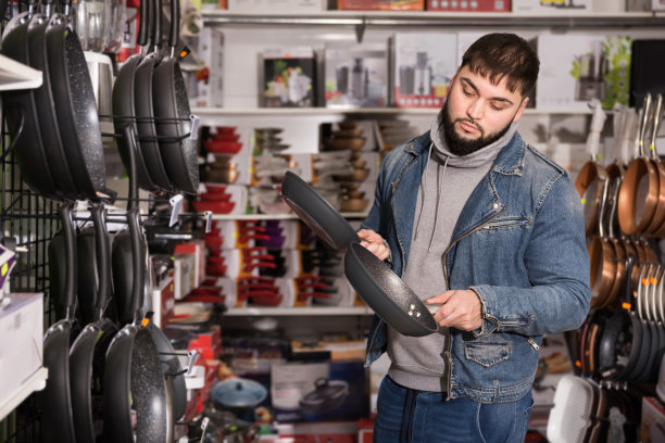 男士在看新的煎锅图片下载