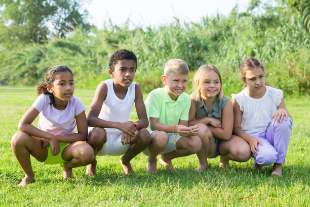 孩子们在草地上图片下载