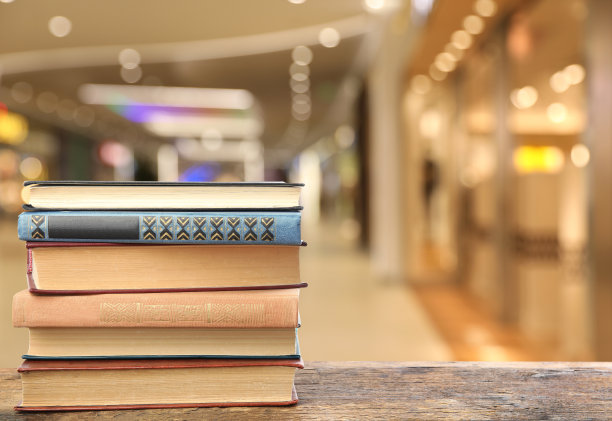 在木桌上收集不同的书籍，背景模糊，文字空间图片下载