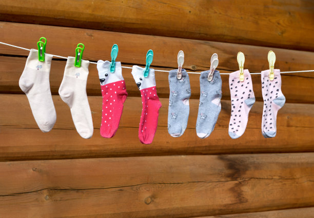 孩子们的袜子挂在晾衣绳上。图片下载