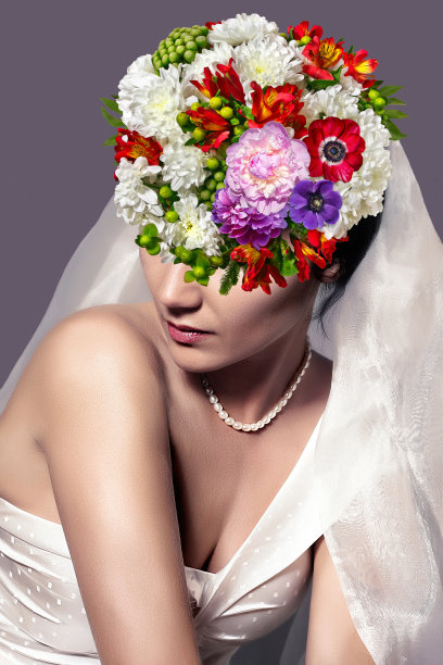 花式发型的新娘。头上戴着盛开鲜花的女人。图片下载