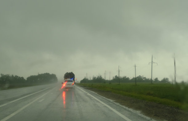 模糊失焦的救援车辆应急灯在晚上的街道上，下雨了。这是在秋天图片下载