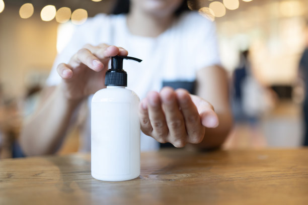 一个年轻的女人在商场买东西图片下载