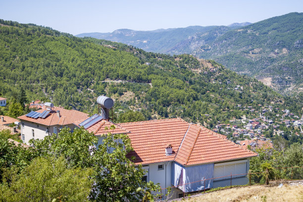 山上的美丽小镇图片下载