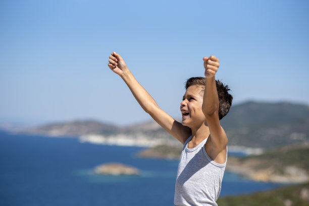 快乐的孩子举起手来图片下载