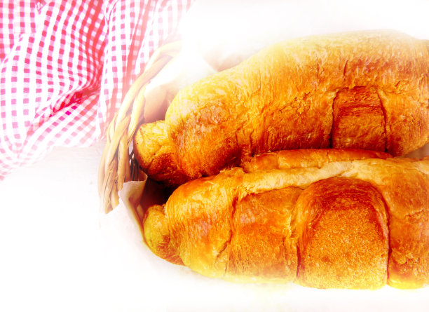 新鲜出炉的牛角面包。家庭烘焙。早上好!图片下载