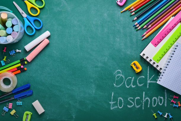 学校用品和绿板上的黑色台灯。概念回到学校。模拟设计。副本的空间。教育的概念。图片下载