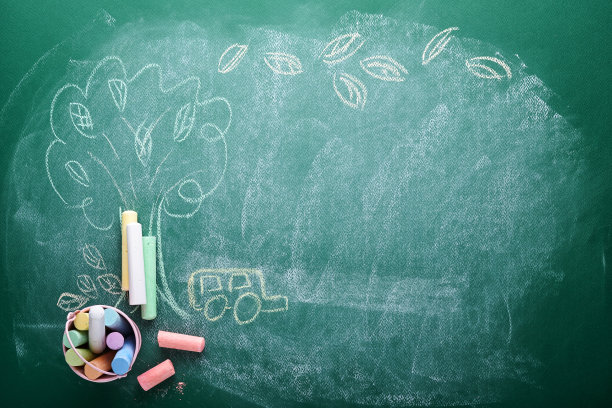学校用品和绿板上的黑色台灯。概念回到学校。模拟设计。副本的空间。教育的概念。图片下载