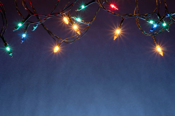 圣诞彩灯在蓝色背景与复制空间图片下载