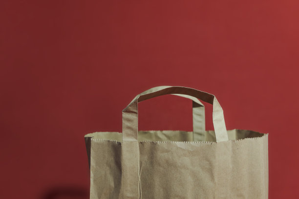 红色背景的纸购物袋。本空间图片下载