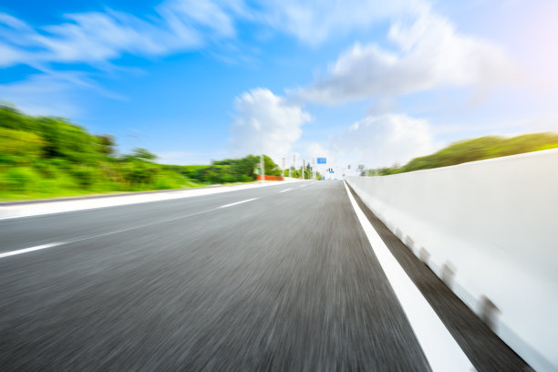 空旷而干净的柏油路和春天的自然景观图片下载