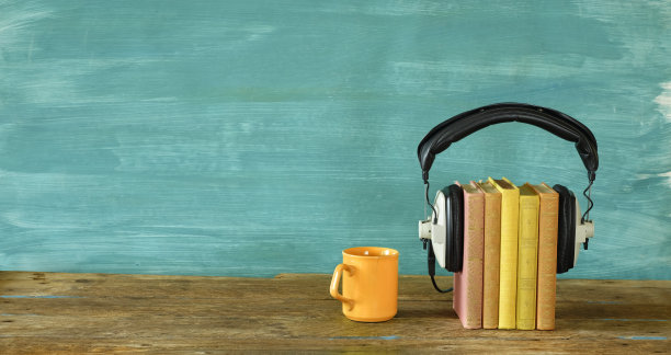有声书，概念书和老式耳机，橙色和蓝绿色的外观，文学，娱乐，教育，很好的拷贝空间  für Stichwörter:英语图片下载