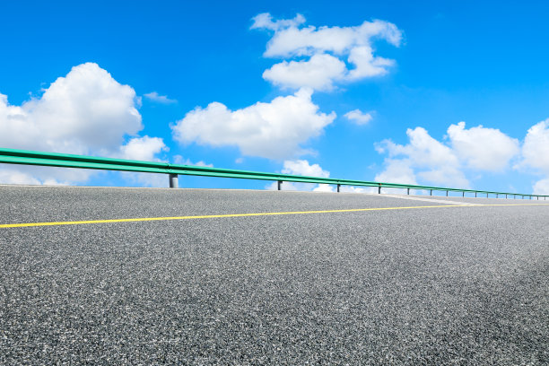 空旷而干净的沥青路和夏日的天空景观图片下载