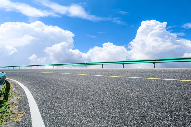 空旷而干净的沥青路和夏日的天空景观图片下载