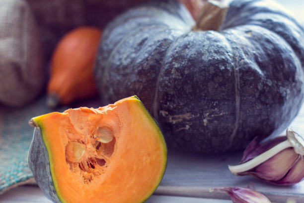 绿南瓜片和其他五颜六色的南瓜片加大蒜图片下载