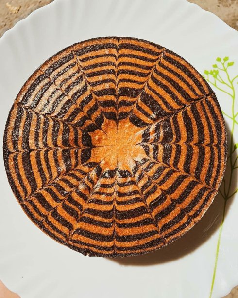 盘子里有棕色的蛋糕图片下载