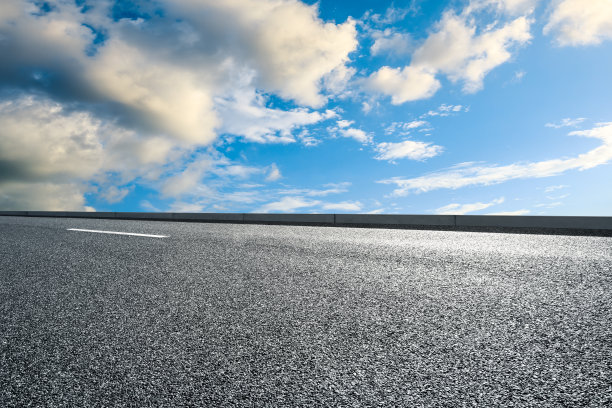 空旷而干净的沥青路和夏日的天空景观图片下载