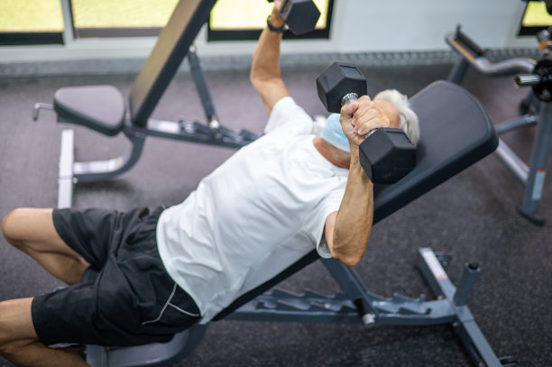年长的白人男人在健身房举重和锻炼图片下载
