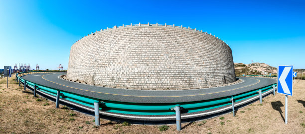 空旷而干净的柏油路和春天的自然景观图片下载